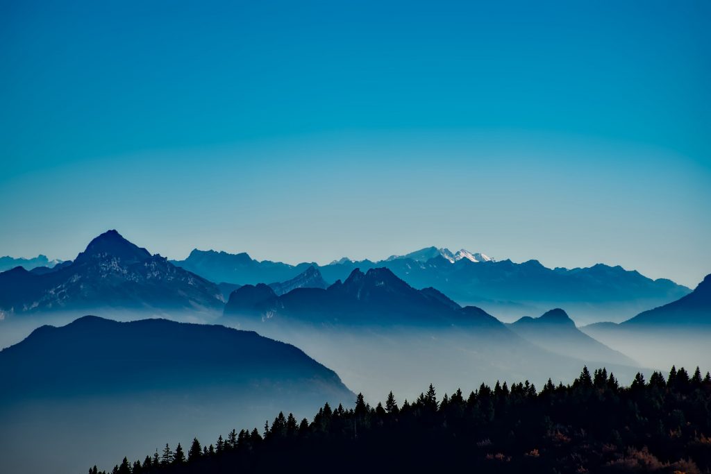 franzoesische blaue Alpen im Nebel